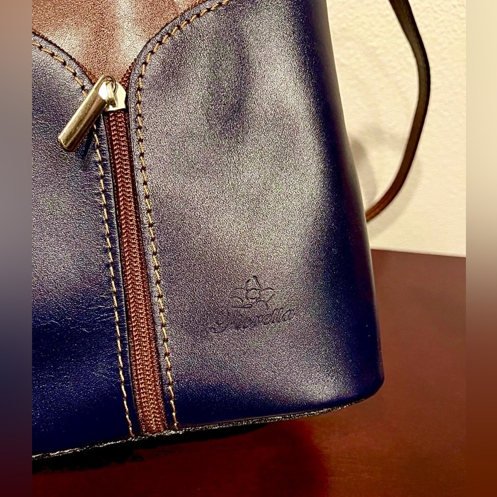 Florella Genuine Italian Leather Crossbody Bucket Bag Made in Italy  Like New - Picture 2 of 5